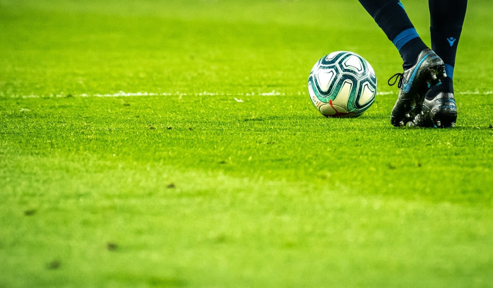 Voetbal aan de voet van een speler, close-up